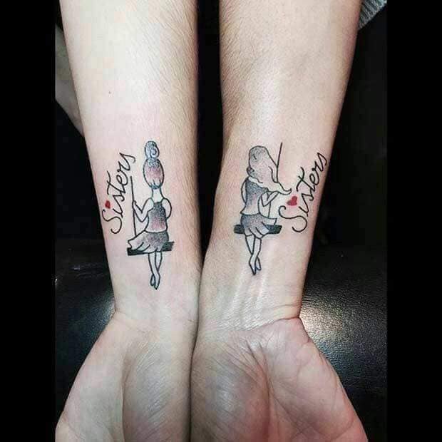 Tattoos für Freunde, Schwestern, Paare am Handgelenk, Mädchen in der Hängematte und das Wort „Sisters“.