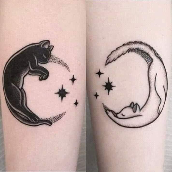 Tatouages pour amis soeurs couples chat noir chat blanc en cercle et étoiles