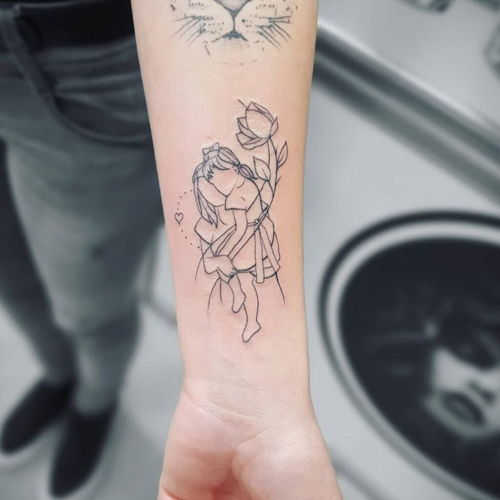 Tattoos zum Teilen mit der Mutter. Umriss von Mutter, Tochter und Rose auf dem Unterarm