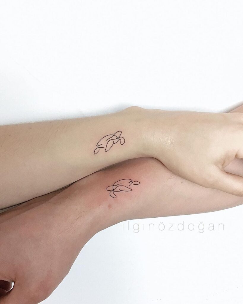 Tattoos zum Teilen mit Mama Kontur von zwei Schildkröten an der Seite des Handgelenks