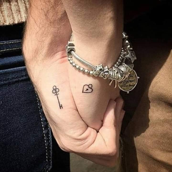 Tattoos, die du mit deinem Schatz machen kannst. Schließe Vorhängeschloss und Schlüssel in beiden Händen ab