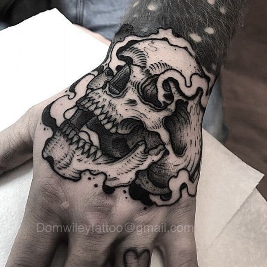 Totenkopf-Tattoos für die Hände
