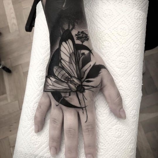 Tatuajes para las manos mariposa polilla