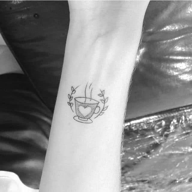 Tatuajes para los Amantes del Cafe Pequena taza de cafe con laureles en muneca Tatuajes para los Amantes del Cafe Pequena taza de cafe con laureles en muneca