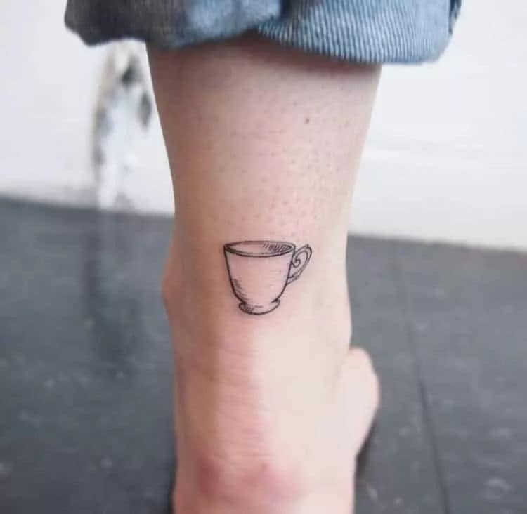 Tatuajes para los Amantes del Cafe Pequena taza de porcelana en pantorrilla Tatuajes para los Amantes del Cafe Pequena taza de porcelana en pantorrilla