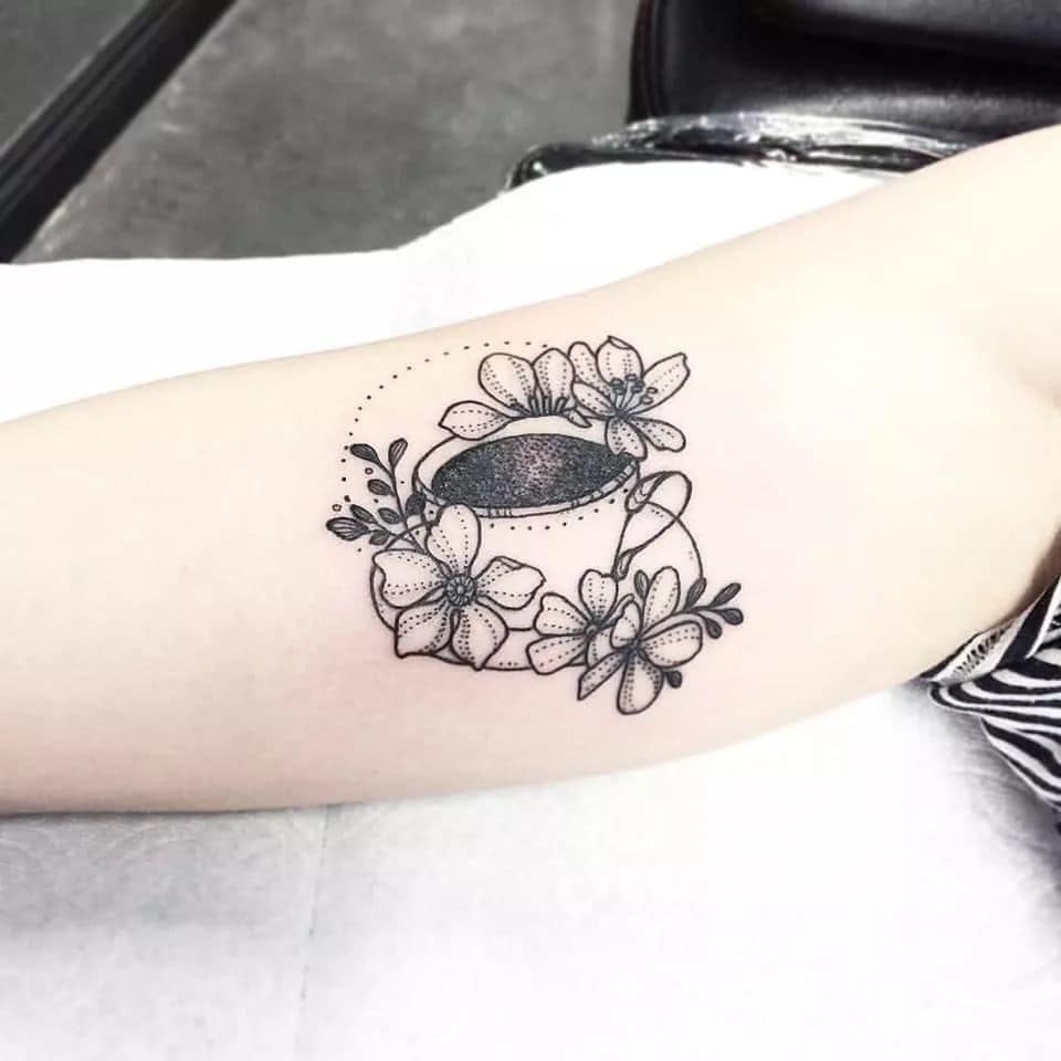 Tatuajes para los Amantes del Cafe Taza con muchas flores en negro en brazo Tatuajes para los Amantes del Cafe Taza con muchas flores en negro en brazo
