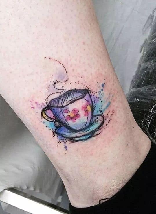 Tatuajes para los Amantes del Cafe Taza en pantorrilla con flores acuarela Tatuajes para los Amantes del Cafe Taza en pantorrilla con flores acuarela