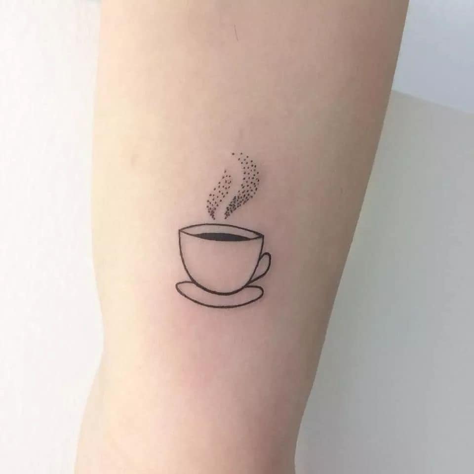 Tatuajes para los Amantes del Cafe taza con aroma dibujando en brazo Tatuajes para los Amantes del Cafe taza con aroma dibujando en brazo