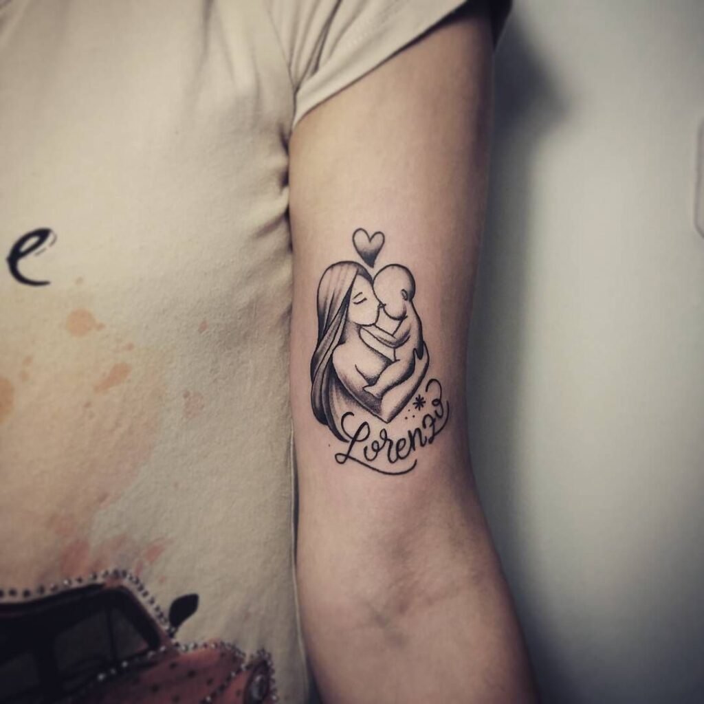 Tatuaggi per madri, mamme, braccio con bambino e nome