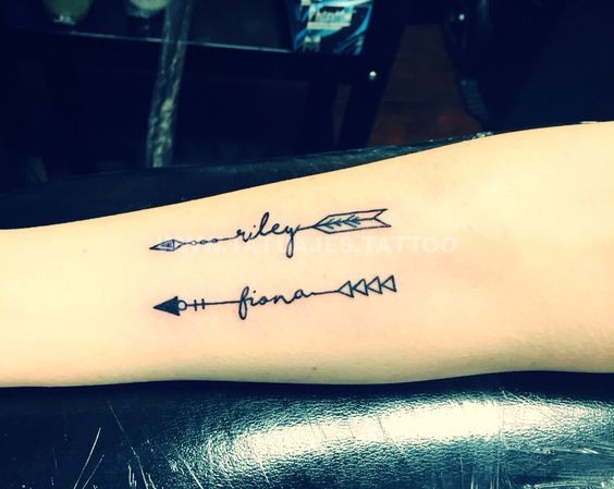 Tatuaggi per le mamme, due frecce con i nomi dei figli