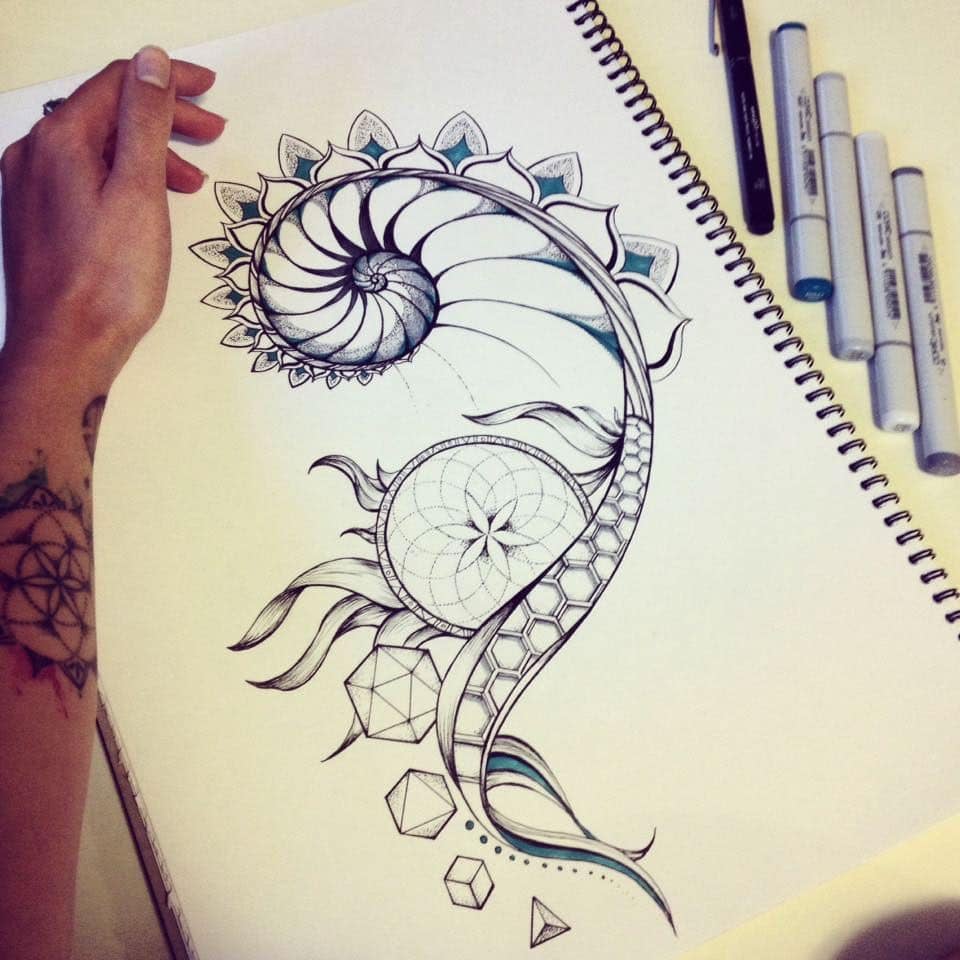 Tatuajes para mujeres boceto de patrones espiralados fractales y geometricos con llamador de angeles