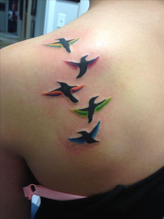 Tatuajes para mujeres cinco pajaros en espalda y hombro