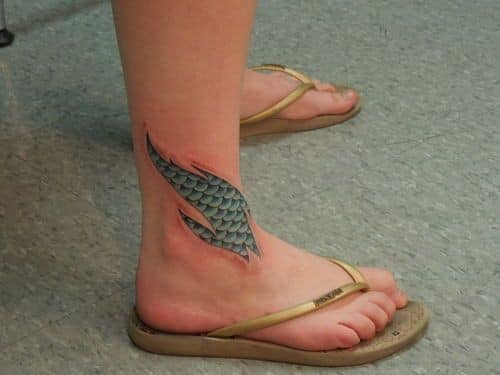 Tatuajes para mujeres escamas de pescado en pantorrilla