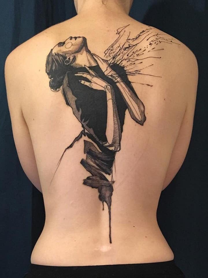 Tatuajes para mujeres espalda completa en black mujer agarrandose el pecho