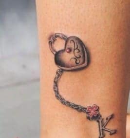 Tatuajes para mujeres llave y candado letra K unidos por cadena