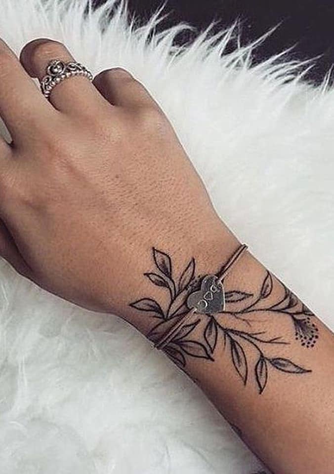 Tatuajes para mujeres tipo pulsera ramas contorno