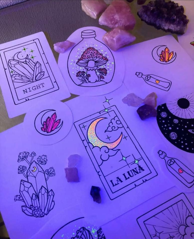 Tatuaggi che brillano Schizzi di bottiglie di carte minerali con messaggio