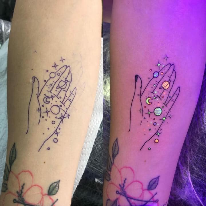 Tatuagens que Brilham Mão com planetas sem brilho e com brilho