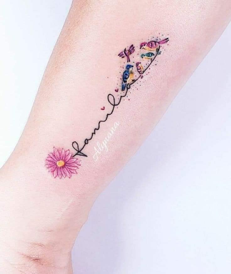 Tatuajes realmente Bellos flor rosa y la palabra familia con cinco pajaritos representando madre padre e hijos