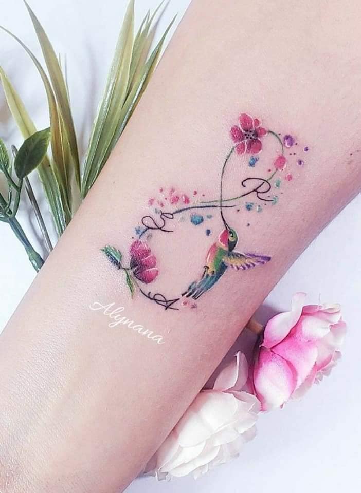 Tatuajes realmente bellos Destacada 2 colibri en infinito con iniciales y flores rosas 1
