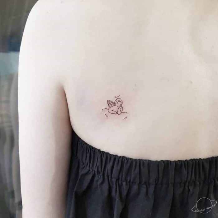 Tatuajes super pequenos para mujeres engel en espalda
