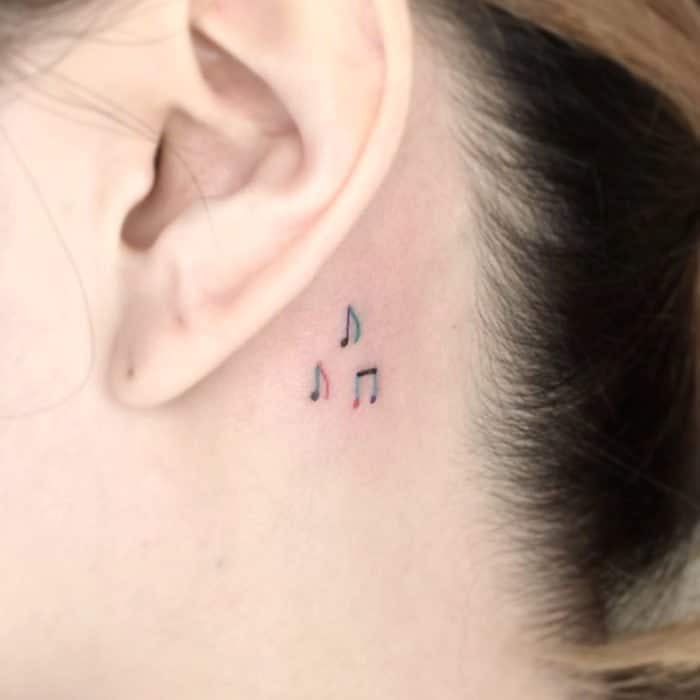Tatuajes super pequenos para mujeres notas musicales detras de la oreja