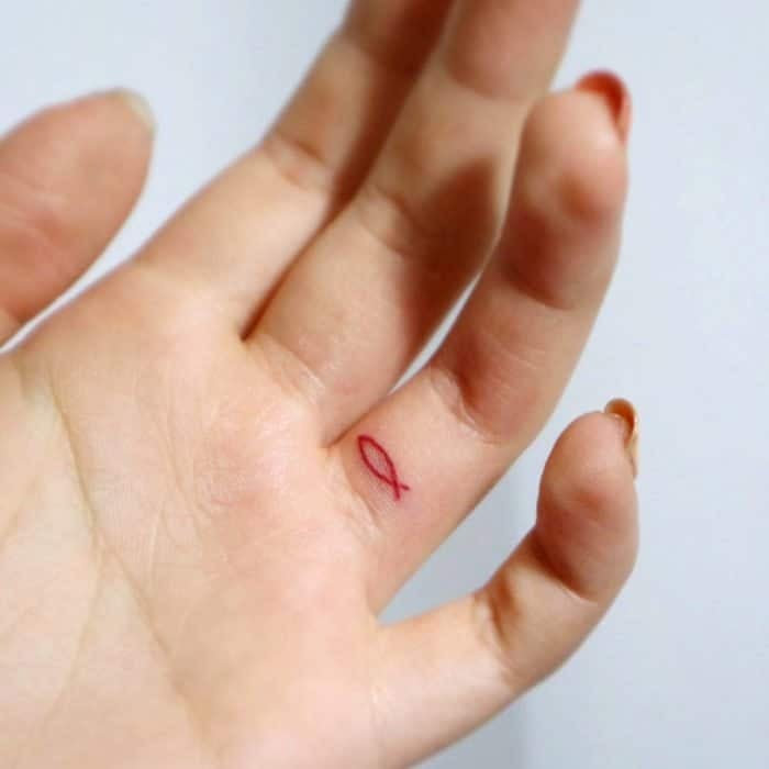 Tatuajes super pequenos para mujeres pez en dedo