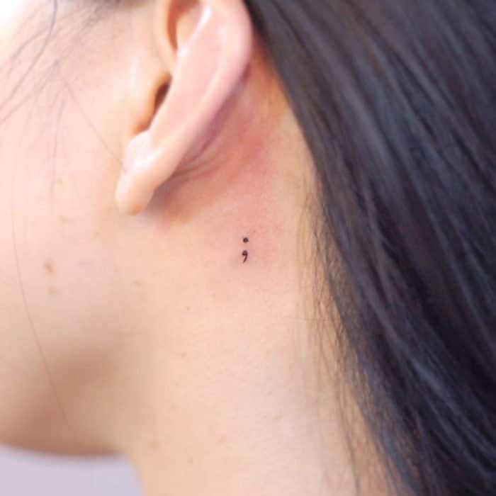 Tatuajes super pequenos para mujeres punto y coma debajo de la oreja
