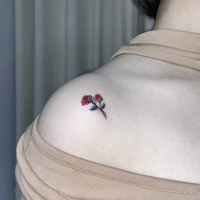 Tatuajes super pequenos para mujeres rosas en hombro
