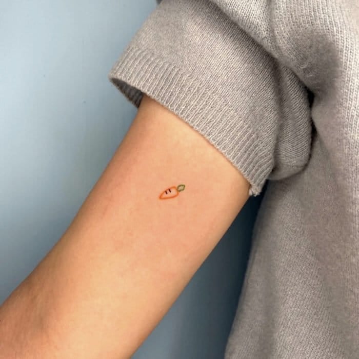 Tatuajes super pequenos para mujeres zanahoria en brazo