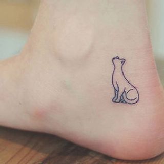 Tatouage délicat sur la zone des pieds d'une femme chat