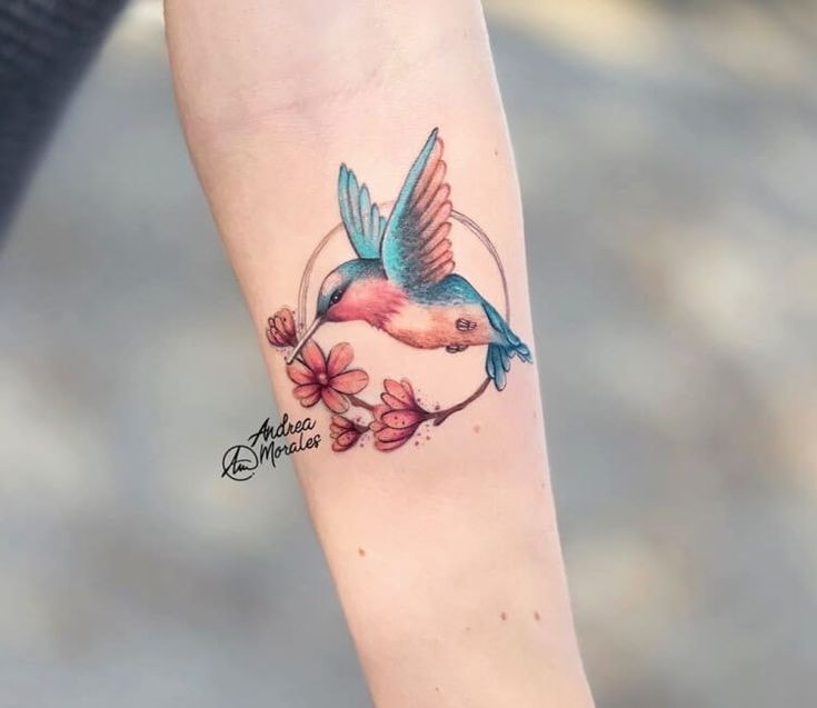 tatuagem de beija flor no braço 1