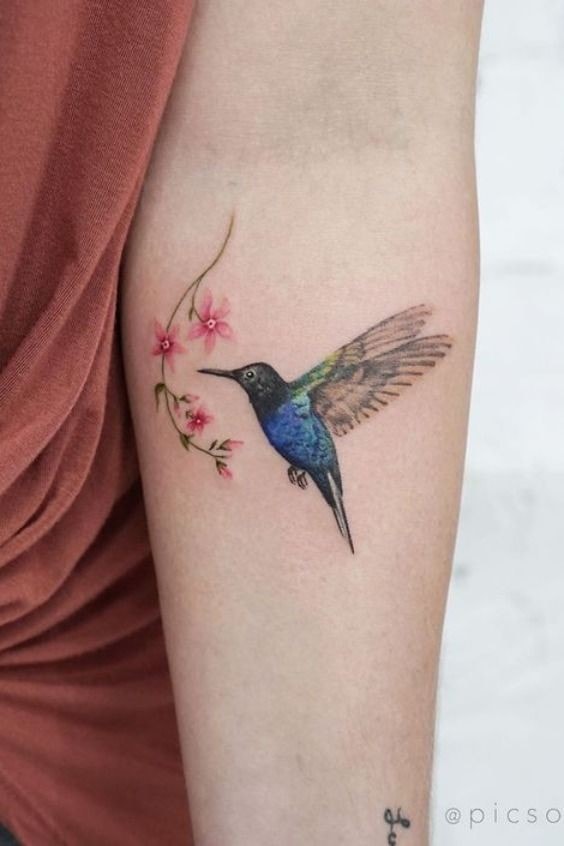 tatuaggio colibrì sul braccio