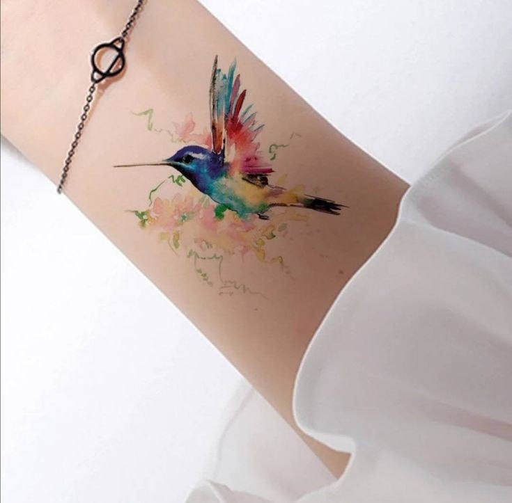 tatuaggio colibrì sul polso