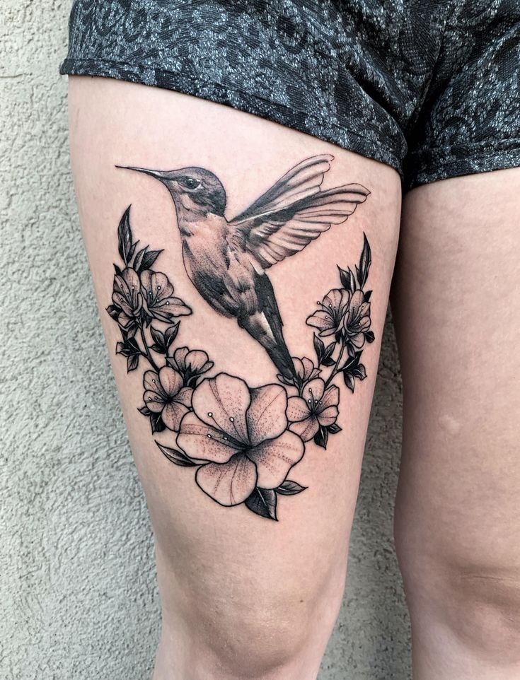 tatuaje de colibri en muslo