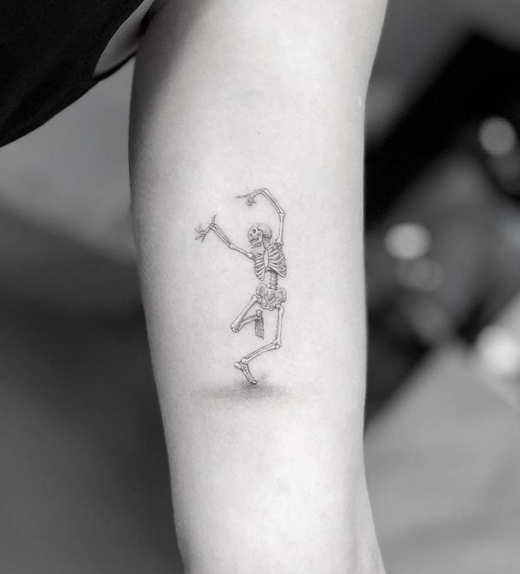 tatuaje de esqueleto danzando
