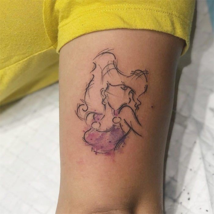 Le tatouage de Jessica Rabbit sur l'épaule d'une femme