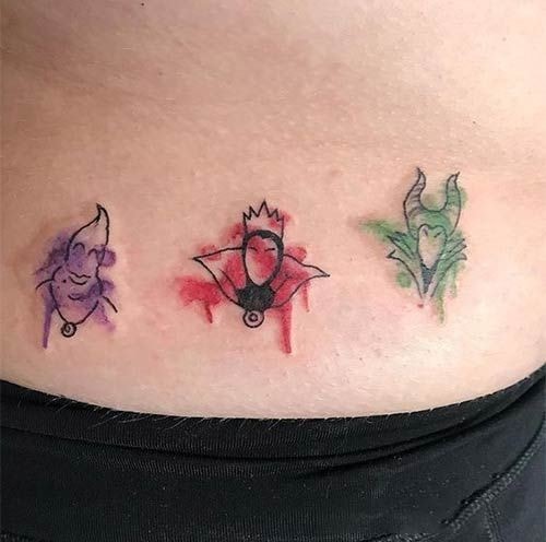 Contorne a tatuagem malévola com as cores vermelho, verde e violeta