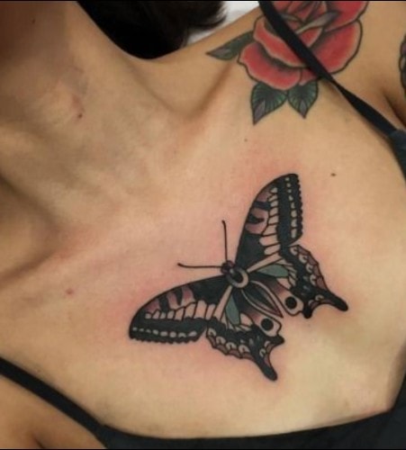 tatuaje de mariposa sobre el pecho mujer