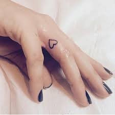 tatouage sur le doigt d'une femme petit coeur