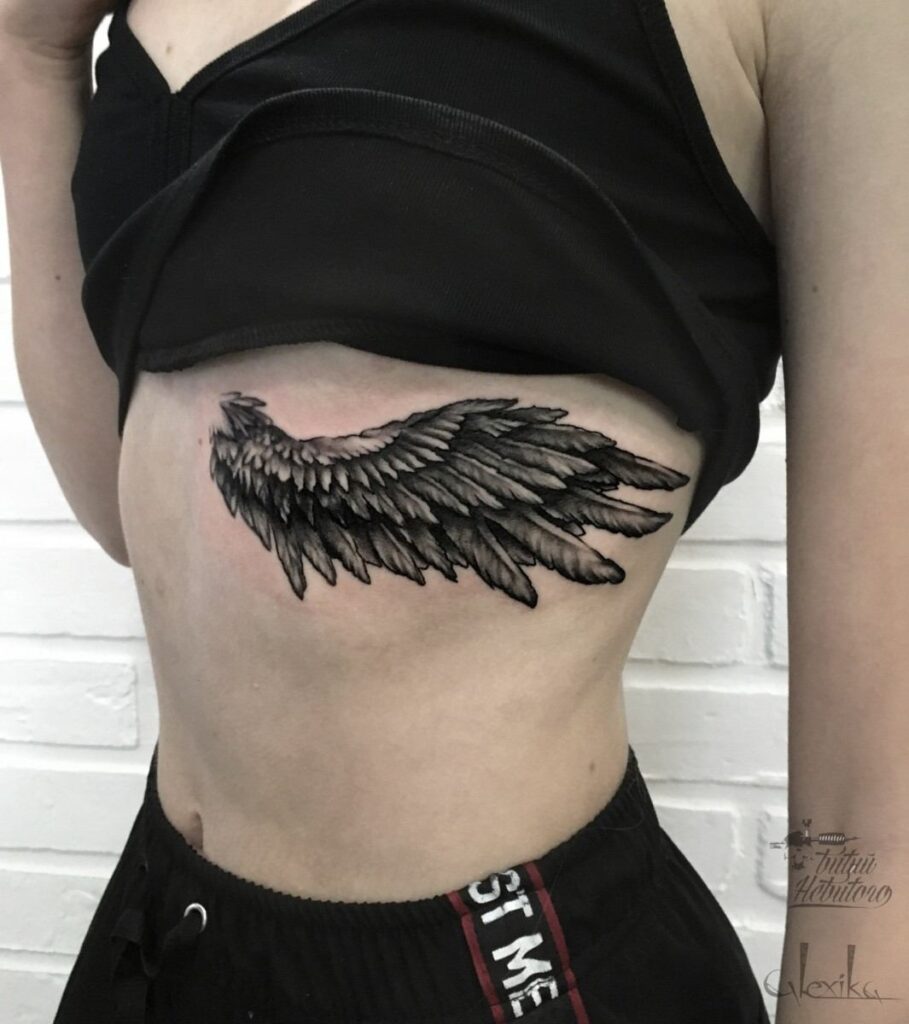 tatuaje en la costilla ala de angel negra abajo del pecho mujer