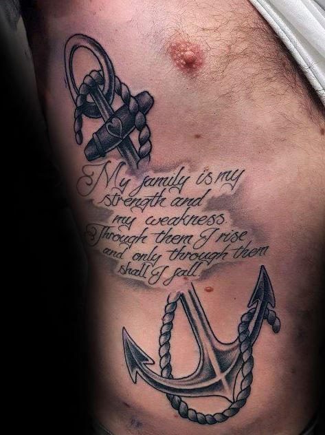 tatuaje en la costilla ancla e inscripcion en hombre