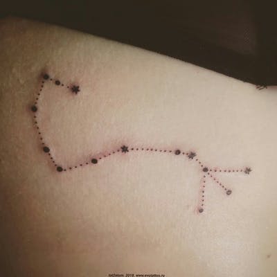 tatuaje en la costilla constelacion de estrellas