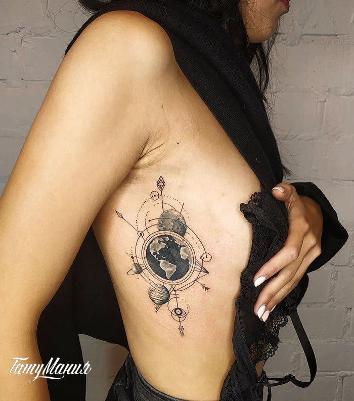 tatuaje en la costilla cruz de los vientos planeta tierra sistema planetario en costado pecho mujer