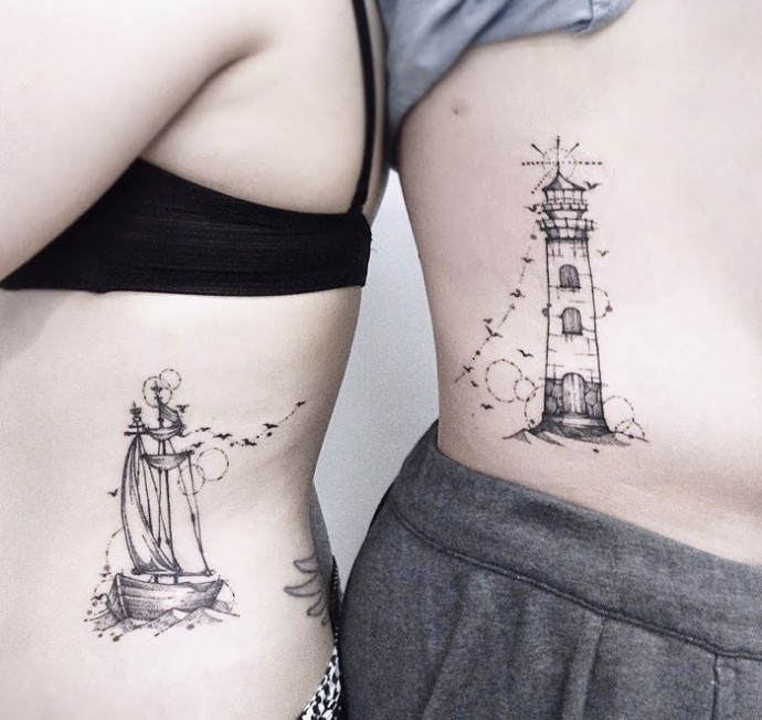 tatuaje en la costilla emparejados faro y barco