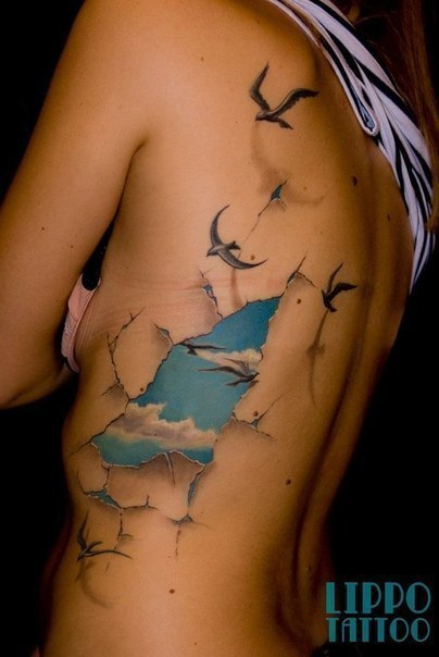 tatuaje en la costilla gabiotas y fragmento de cielo