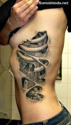 tatuaje en la costilla miomecanico al costado de mujer