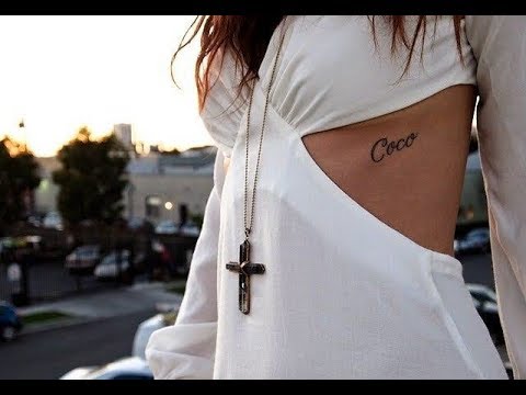 tatuaje en la costilla pequena inscripcion que dice Coco al costado del pecho mujer
