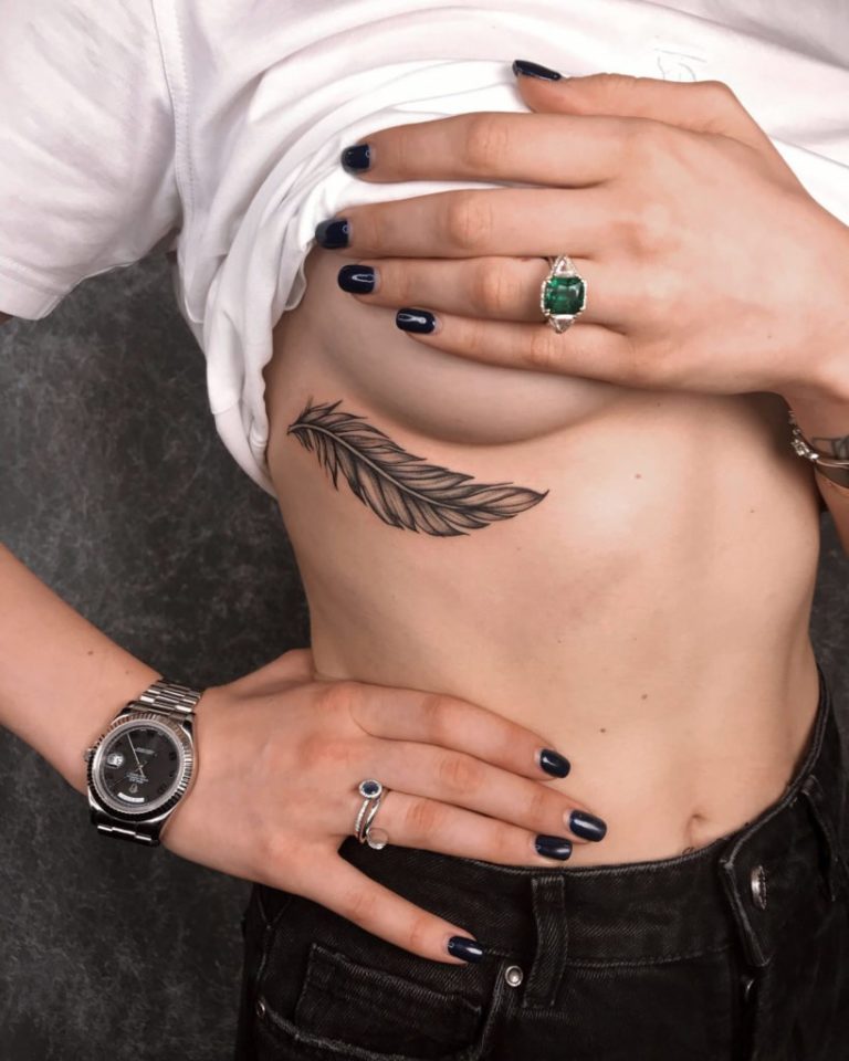 tatuaje en la costilla pluma debajo del pecho mujer