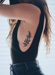 tatuaje en la costilla ramas debajo del hombro